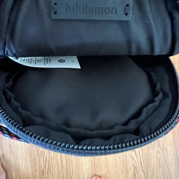 Lululemon phone side body!!📱❤️🖤 - Picture 6 of 7